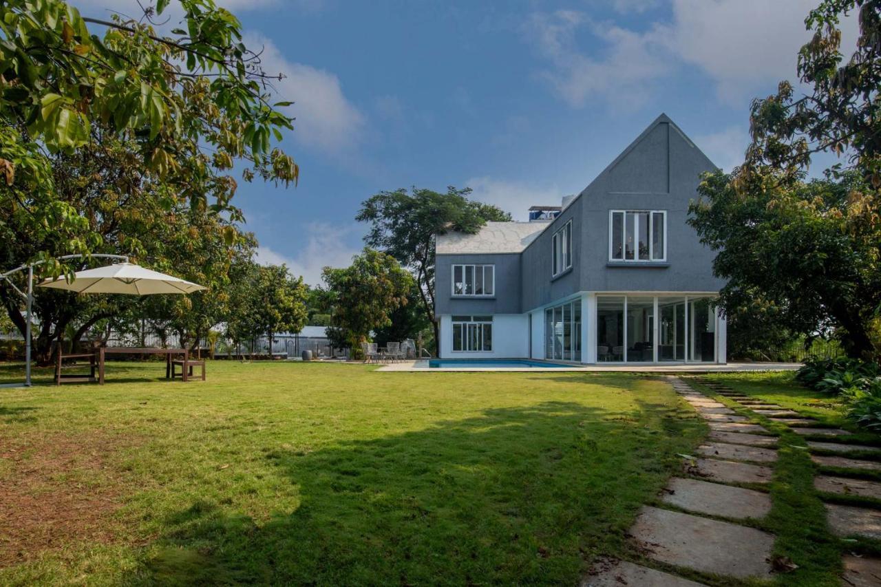 Twilight Grove By Stayvista - Pool- View Villa With Manicured Lawn, Contemporary Interiors & Home Theatre Karjat Zewnętrze zdjęcie