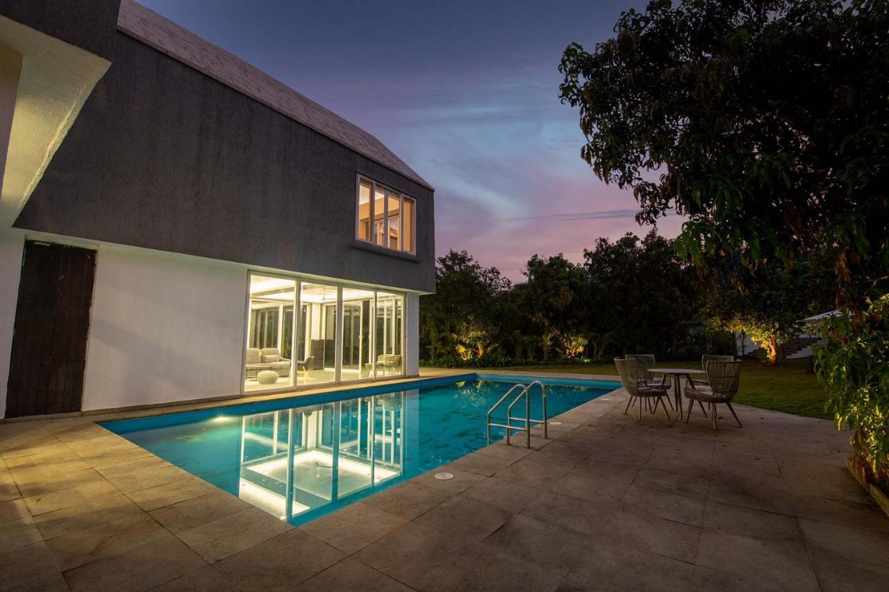 Twilight Grove By Stayvista - Pool- View Villa With Manicured Lawn, Contemporary Interiors & Home Theatre Karjat Zewnętrze zdjęcie